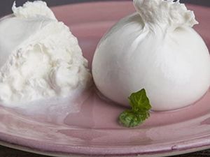En vente en grande surface : la Burrata est un fromage frais, lait de bufflonne filé coller, semblable à la mozzarella, mais la texture plus douce et filandreuse et le goût est doux ...