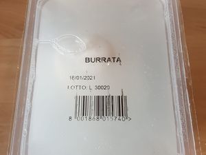 En vente en grande surface : la Burrata est un fromage frais, lait de bufflonne filé coller, semblable à la mozzarella, mais la texture plus douce et filandreuse et le goût est doux ...