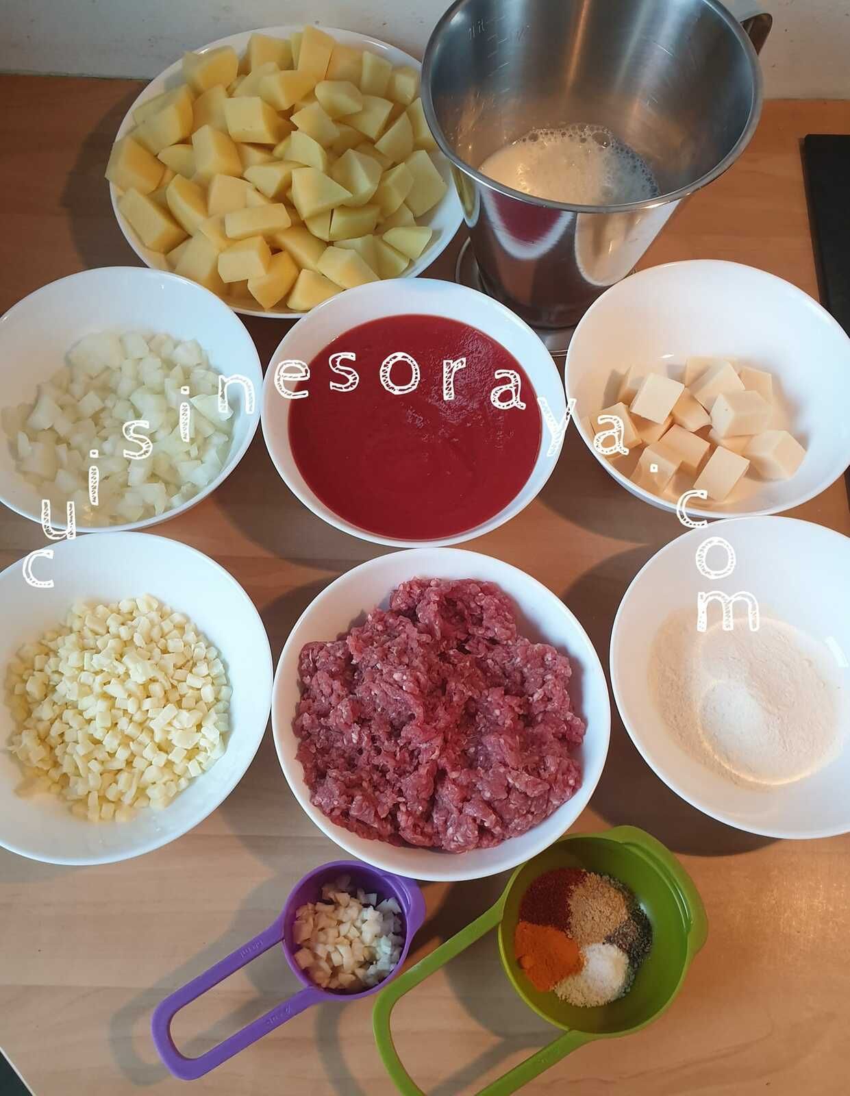Boulettes farcies de pomme de terre à la viande et fromage gratiné au four