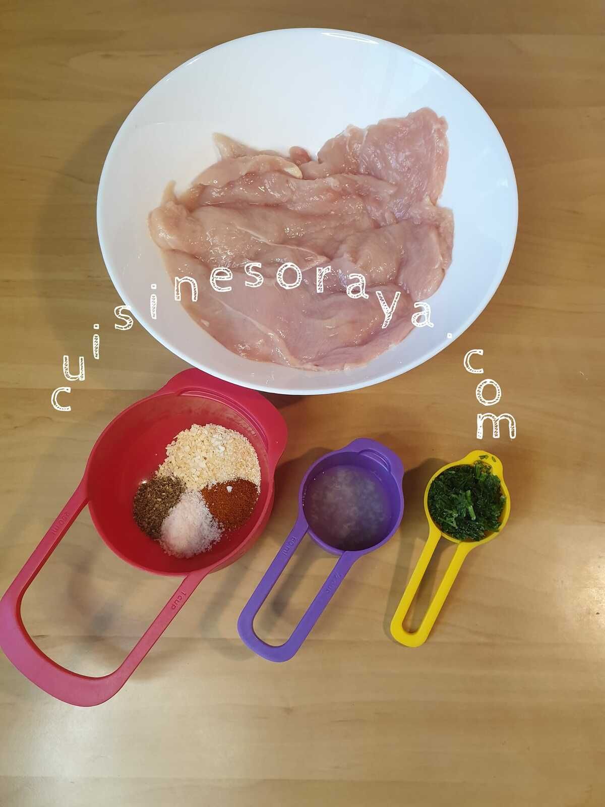 Escalope de poulet marinée au citron et aux épices