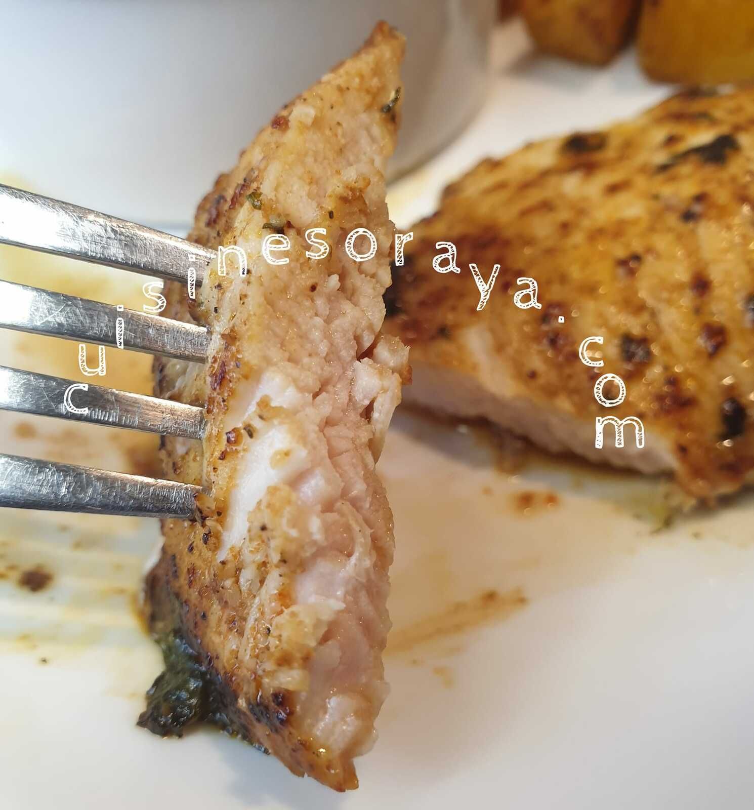 Escalope de poulet marinée au citron et aux épices