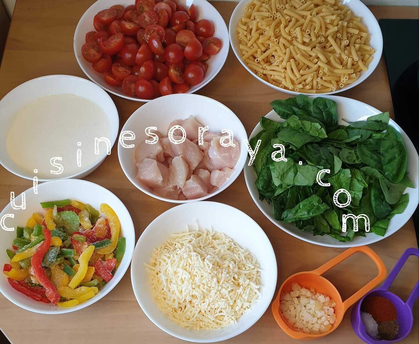 Pasta poulet sauce crème de poivrons, tomates et épinards frais