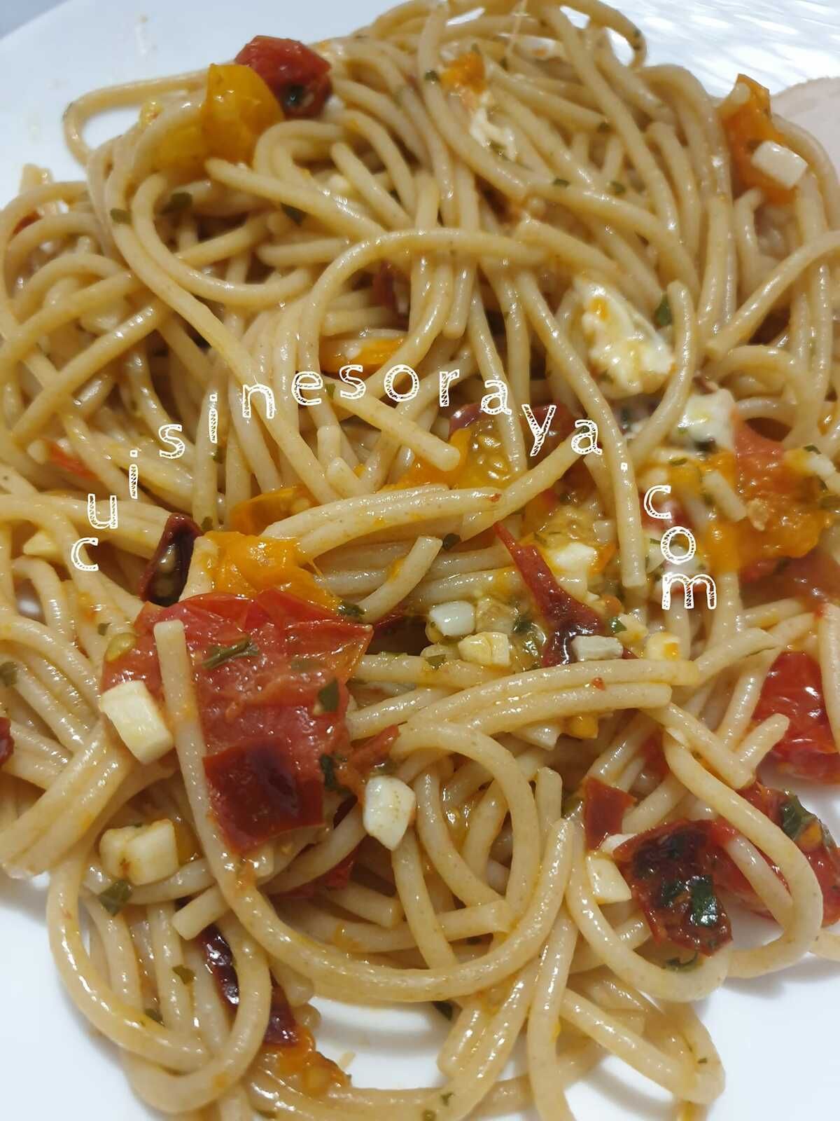 Spaghettis aux tomates et à l'ail
