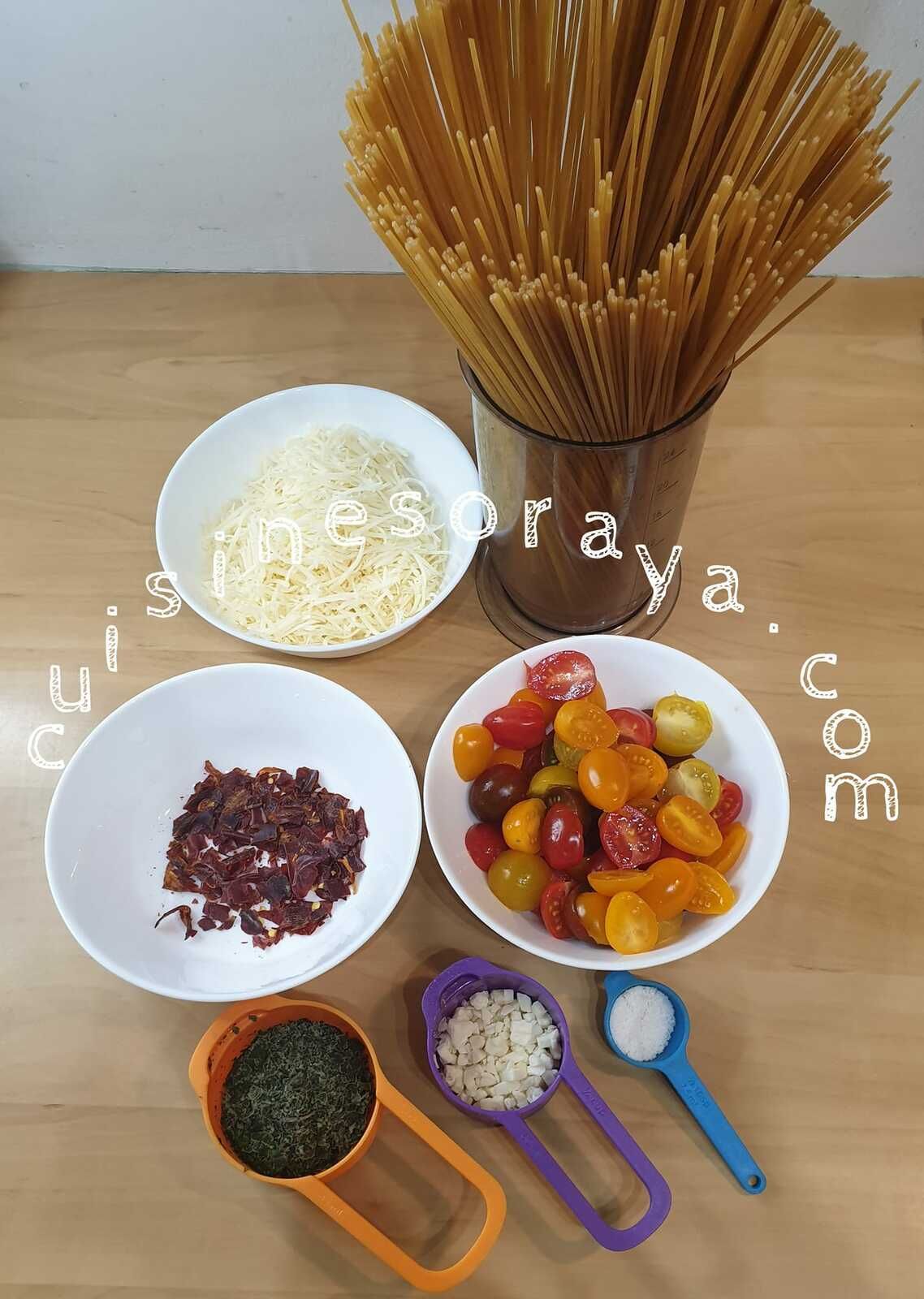Spaghettis aux tomates et à l'ail