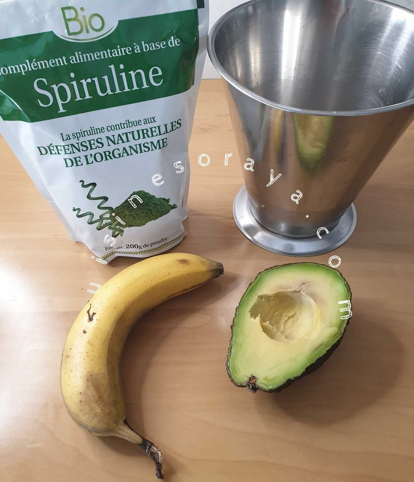 Smoothie banane, avocat à la spiruline