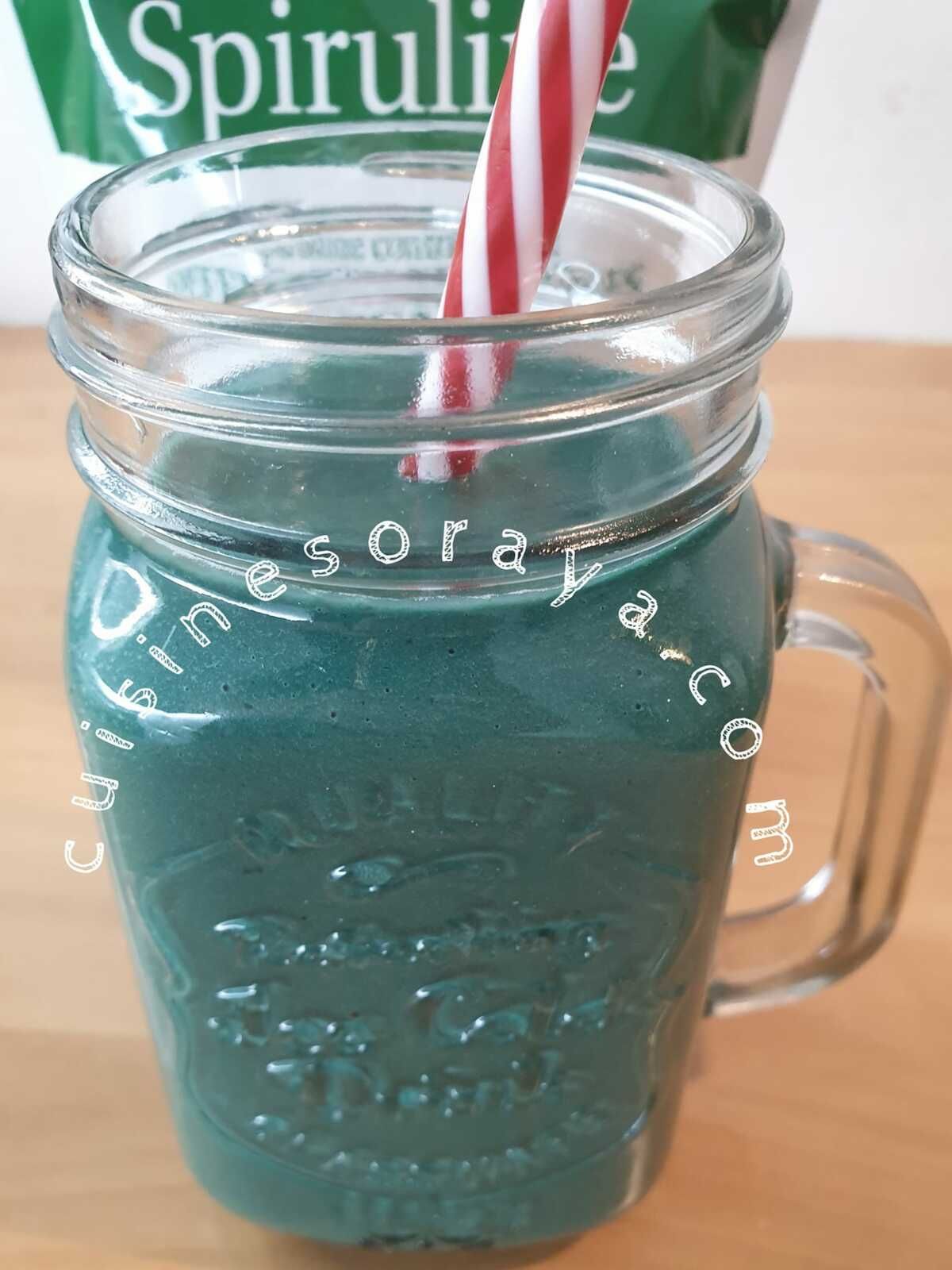 Smoothie banane, avocat à la spiruline