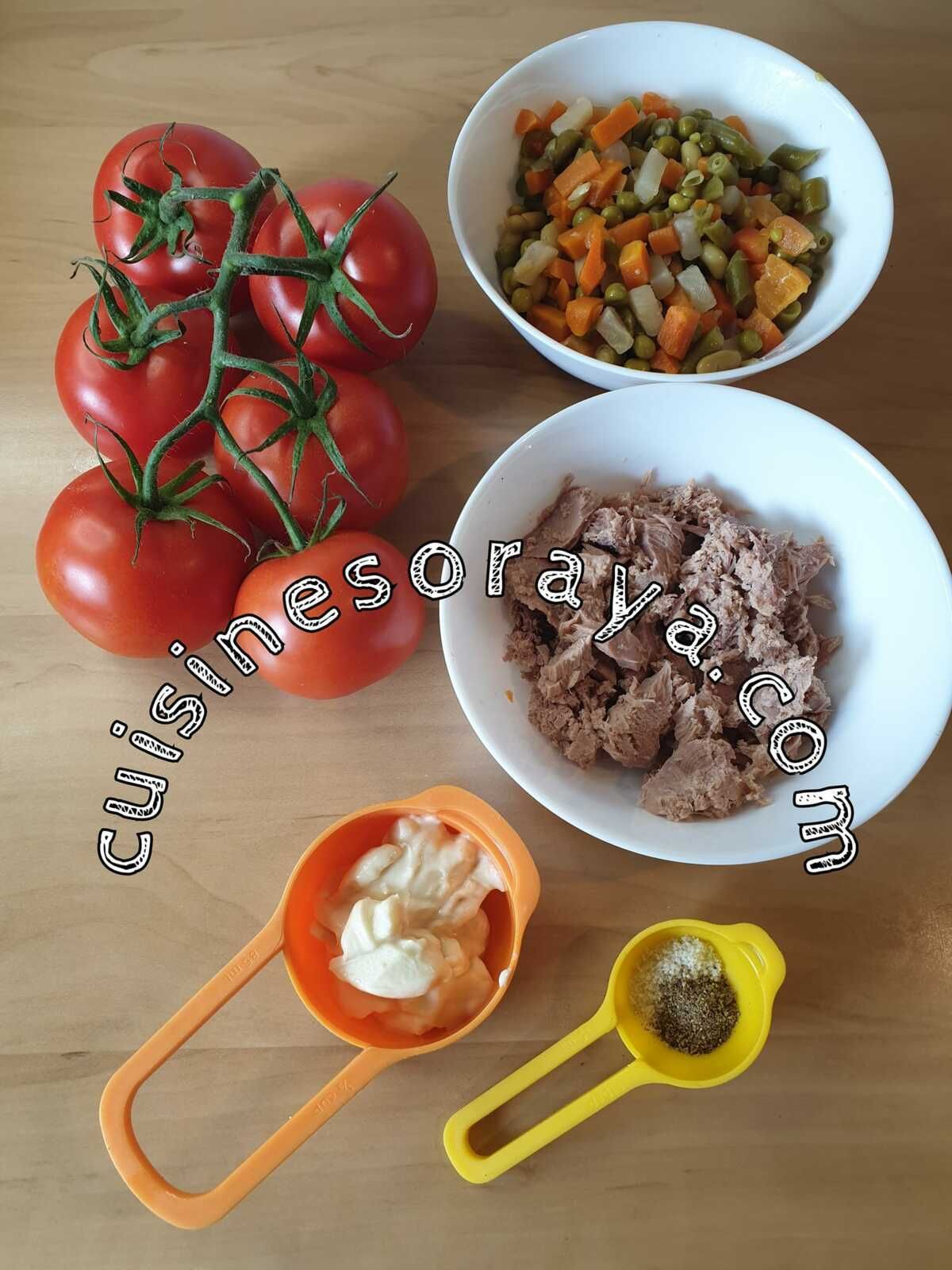 Tomates farcies à la macédoine et au thon