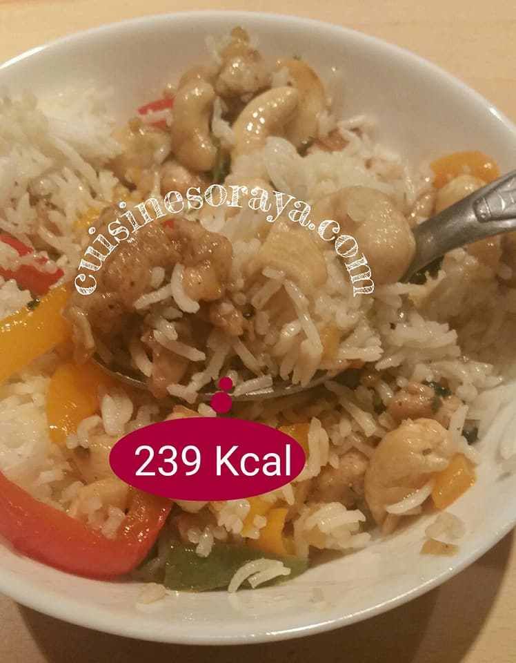 121 Kcal les 100g pour le riz basmati et 118 Kcal pour le poulet noix de cajou.