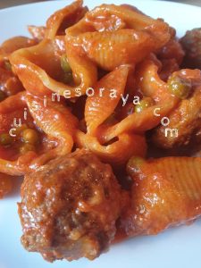 Conchiglioni aux boulettes de boeuf, petits pois à la sauce crémeuse