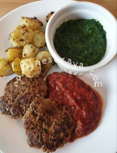 Galette de kefta mcharmel, pommes de terre au four et d&rsquo;une sauce tomate