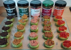 Mini toast concombre avec assortiment de 5 toastinades végétales