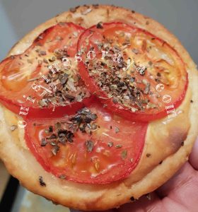 Tarte fine à la tomate et à la moutarde