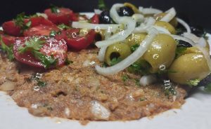 Assiette de sardine marinées, tomates et olives