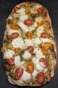 Pinsa au pesto, mozzarella et tomates cerises : le repas express qui sauve les soirs pressés