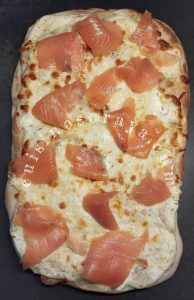 Pinsa au saumon et fromage frais : prête en 7 minutes !