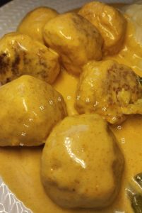 Boulettes de poulet fondantes au curry & lait de coco