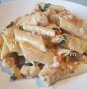 Penne au poulet, poivrons rouge et épinards à la crème de parmesan