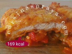 Escalopes de poulet panée gratinée avec sa sauce aux poivrons