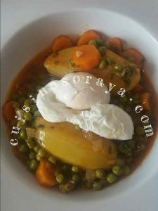 Mijoté de petits-pois- carottes – pommes de terre aux oeufs pochés