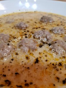 Soupe au yaourt, menthe et boulette de viande bien complète –  yoğurtlu çorbası