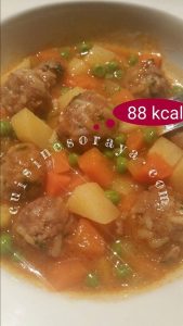 Mini kofta en sauce et aux légumes.