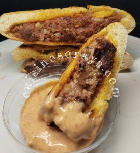 Arayes croustillants à la viande hachée et sauce crémeuse