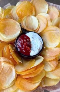 Chips de pommes de terre au four dorées et croustillantes et délicieuses