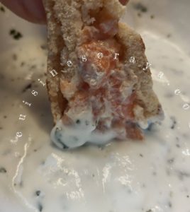 Arayes croustillants au saumon et aux crevettes, sauce yaourt citronnée
